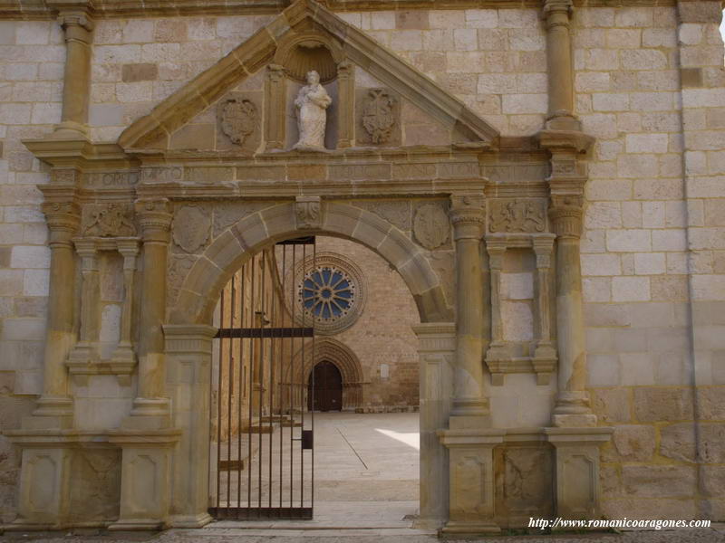 PUERTA RENACENTISTA DE ACCESO AL MONASTERIO